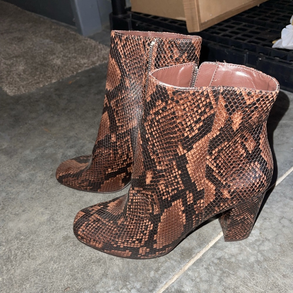 NEVER WORN Steve Madden boots